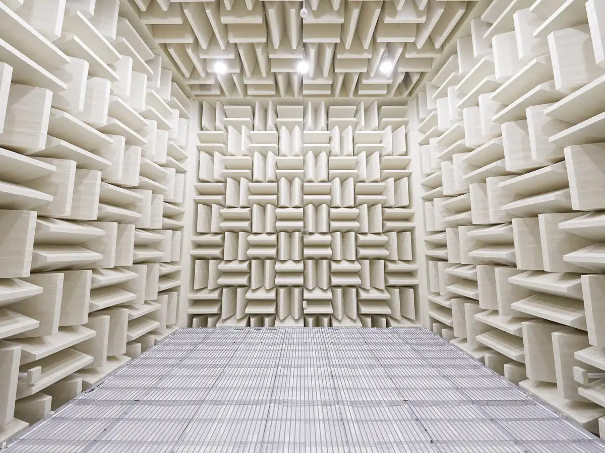 Fully Anechoic Acoustic Chamber